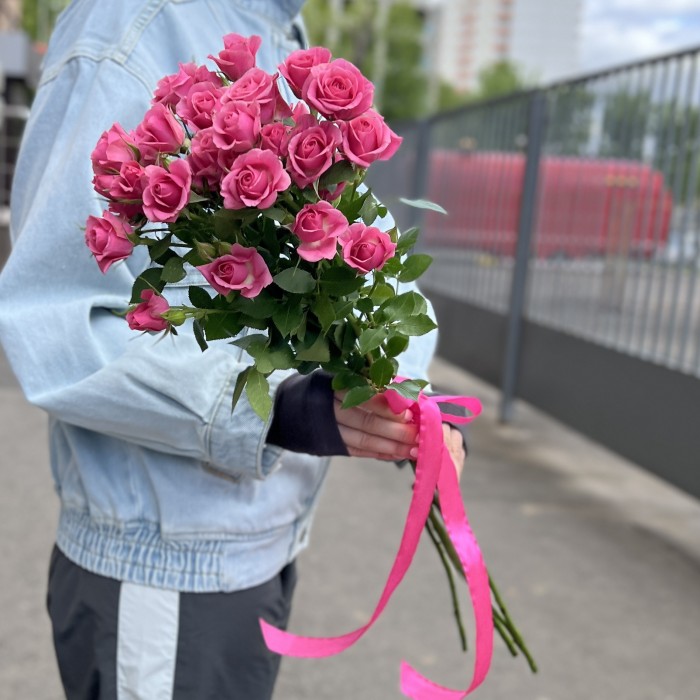 5 кустовых роз Эйлин 70 см