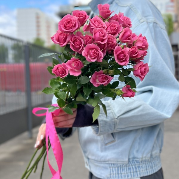 5 кустовых роз Эйлин 70 см