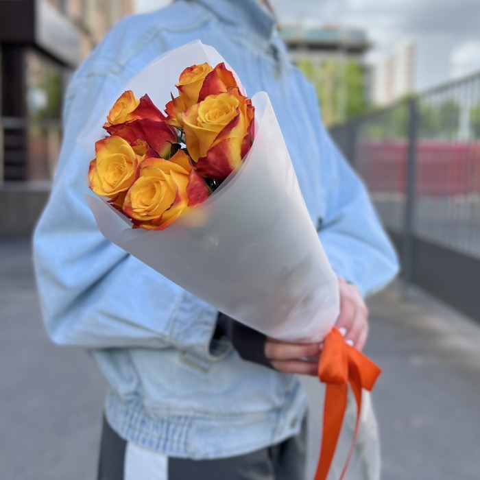 5 желто-оранжевых роз Корфу 60 см