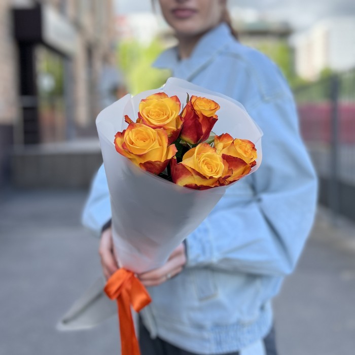 5 желто-оранжевых роз Корфу 60 см