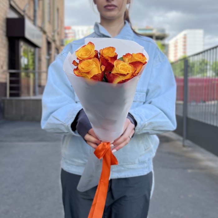 5 желто-оранжевых роз Корфу 60 см