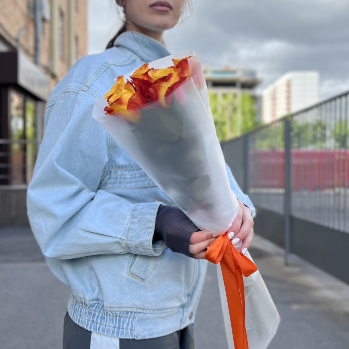 5 желто-оранжевых роз Корфу 60 см