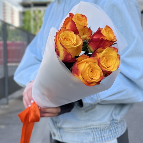 5 желто-оранжевых роз Корфу 60 см