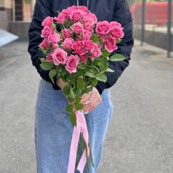 7 кустовых роз Эйлин 70 см