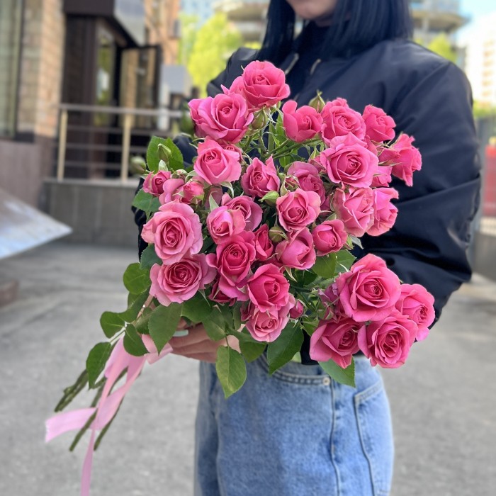 7 кустовых роз Эйлин 70 см