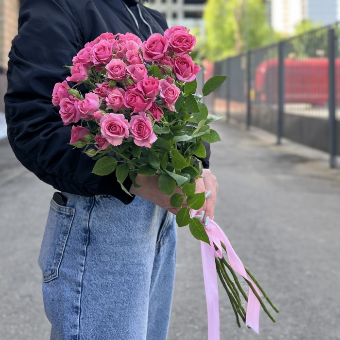 7 кустовых роз Эйлин 70 см