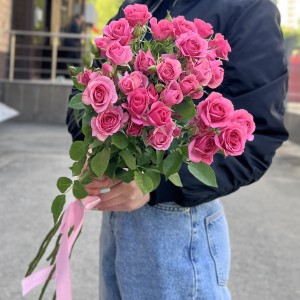 7 кустовых роз Эйлин 70 см