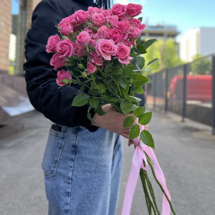 7 кустовых роз Эйлин 70 см