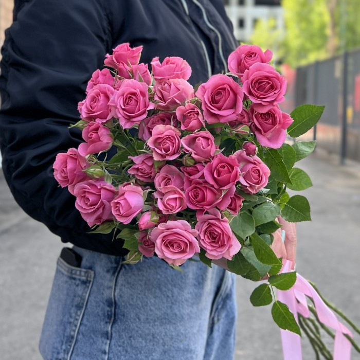 7 кустовых роз Эйлин 70 см