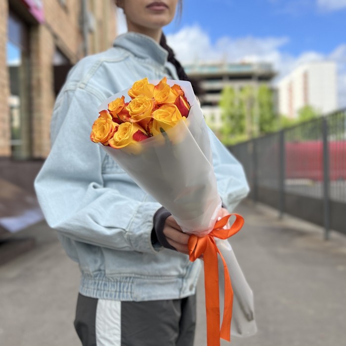 7 желто-оранжевых роз Корфу 60 см