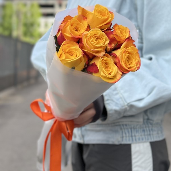 7 желто-оранжевых роз Корфу 60 см