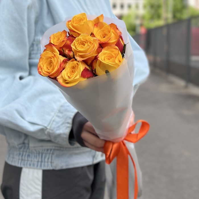 7 желто-оранжевых роз Корфу 60 см