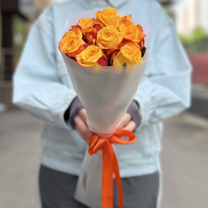 7 желто-оранжевых роз Корфу 60 см