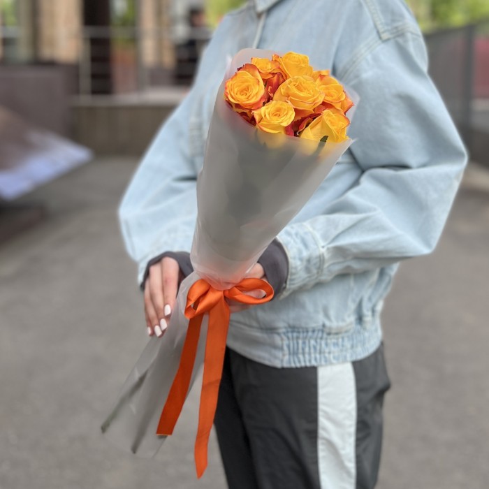 7 желто-оранжевых роз Корфу 60 см