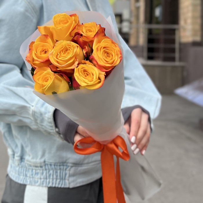 7 желто-оранжевых роз Корфу 60 см