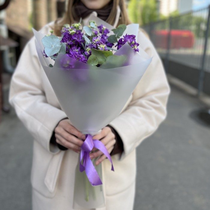 9 фиолетовых маттиол с эвкалиптом