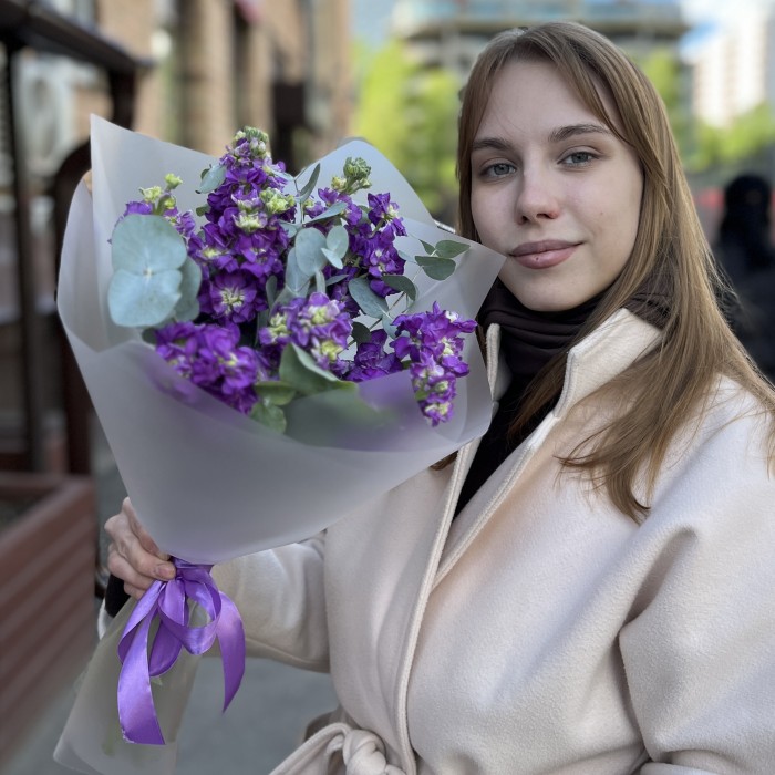 9 фиолетовых маттиол с эвкалиптом