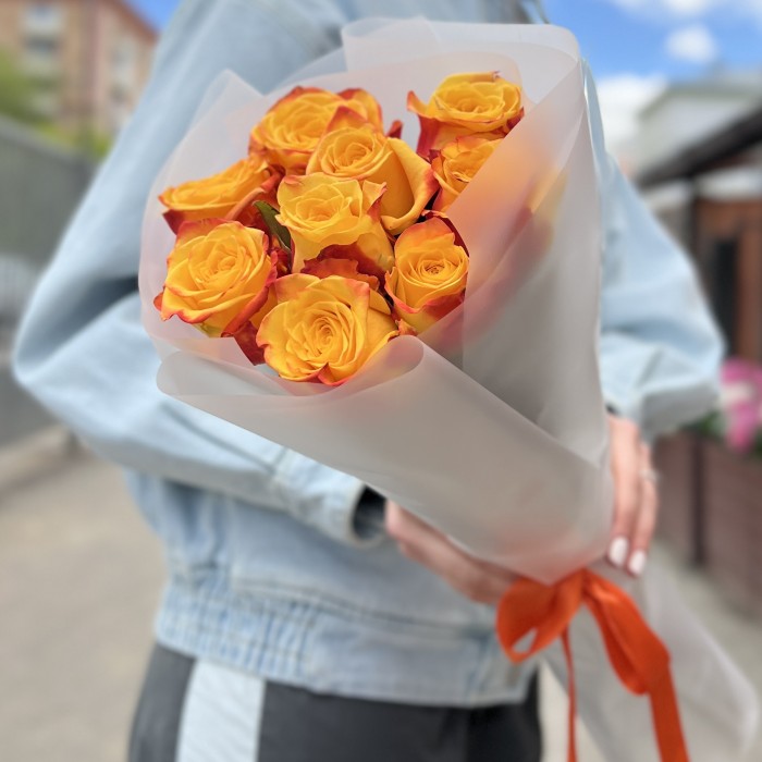 9 желто-оранжевых роз 60 см