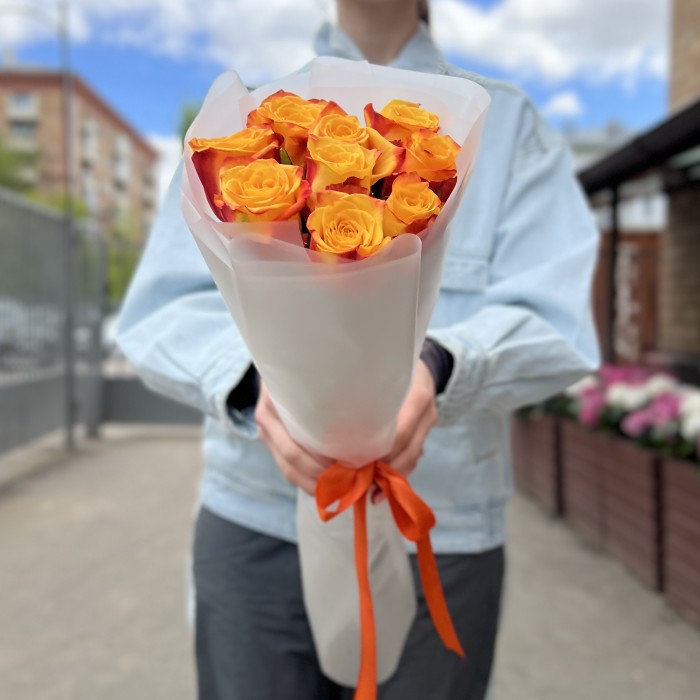 9 желто-оранжевых роз 60 см