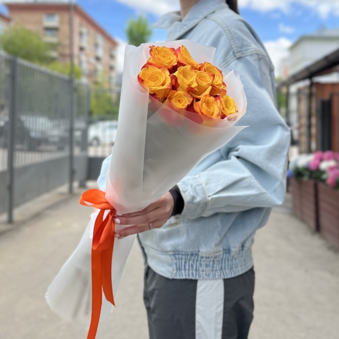 9 желто-оранжевых роз 60 см