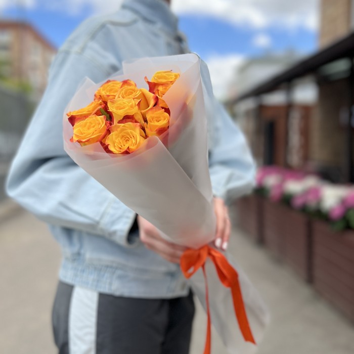 9 желто-оранжевых роз 60 см