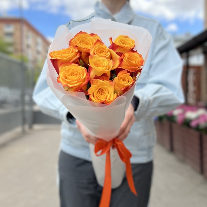 9 желто-оранжевых роз 60 см
