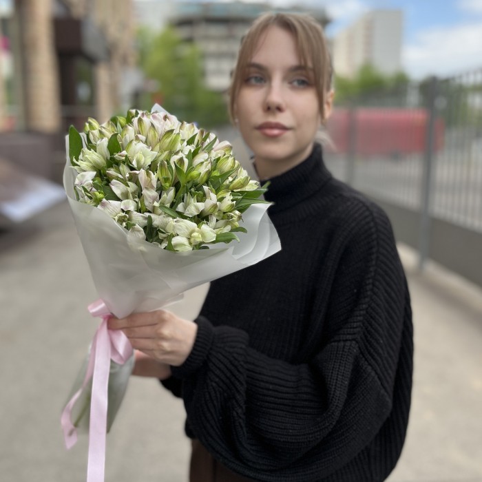 Букет из 15 бело-фиолетовых Альстромерий