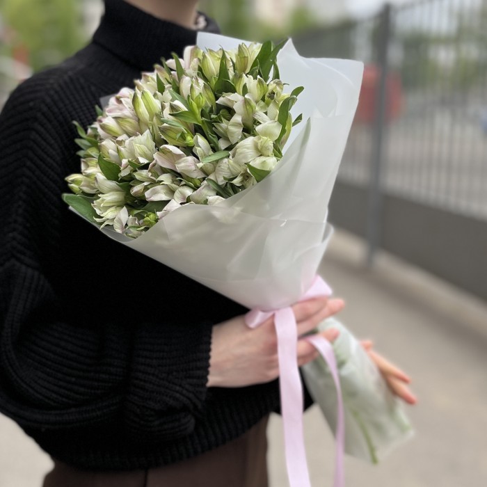 Букет из 15 бело-фиолетовых Альстромерий