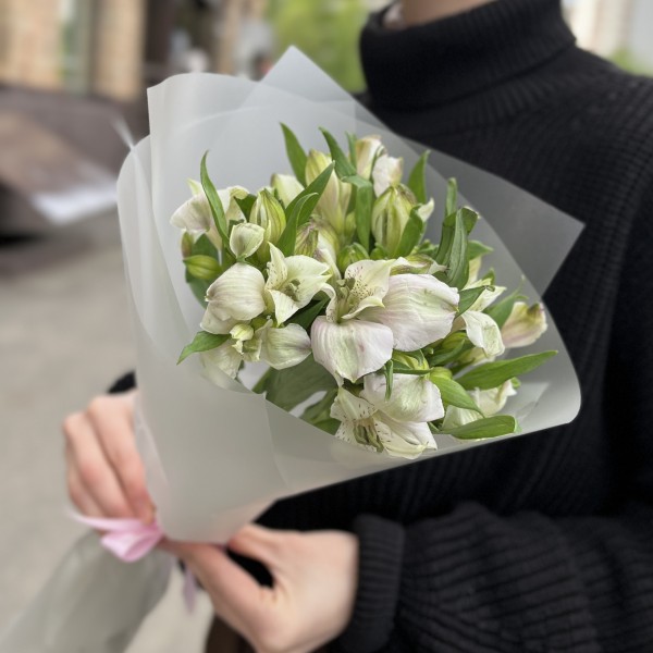 Букет из 5 бело-фиолетовых альстромерий