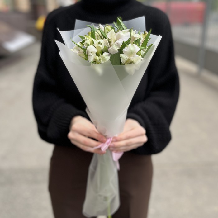 Букет из 5 бело-фиолетовых альстромерий