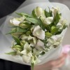 Букет из 5 бело-фиолетовых альстромерий