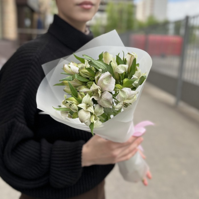 Букет из 5 бело-фиолетовых альстромерий