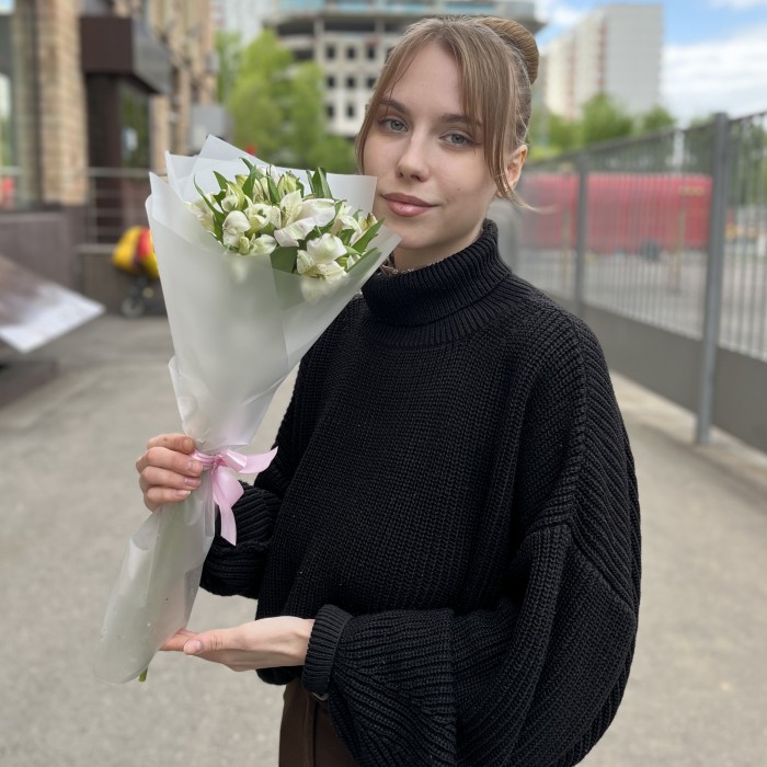 Букет из 5 бело-фиолетовых альстромерий