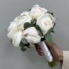 Букет невесты из белых пионов с эвкалиптом