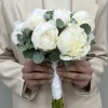 Букет невесты из белых пионов с эвкалиптом