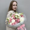 Сборный букет с белыми пионами