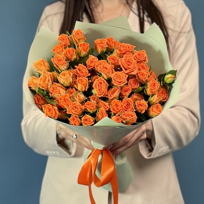 15 кустовых оранжевых роз Чарминг Бейб 40 см