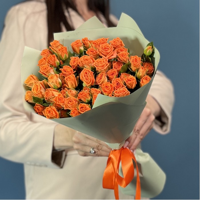 15 кустовых оранжевых роз Чарминг Бейб 40 см