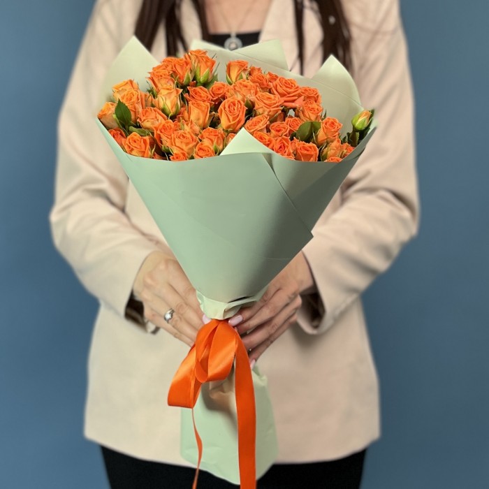 15 кустовых оранжевых роз Чарминг Бейб 40 см