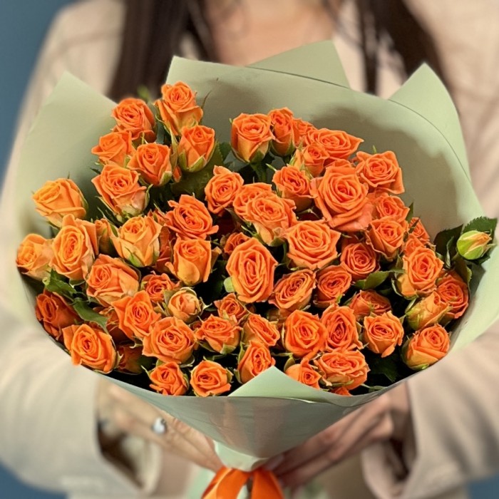 15 кустовых оранжевых роз Чарминг Бейб 40 см