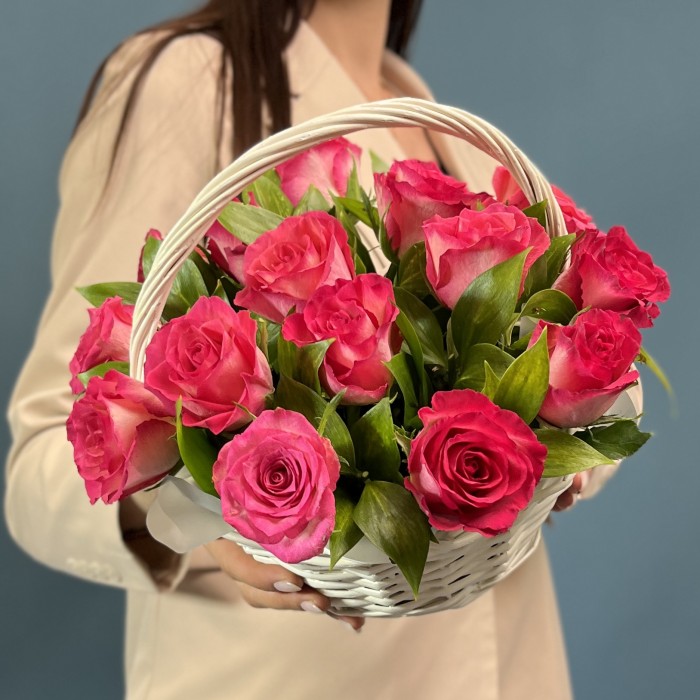 15 роз Дабл Дейт в корзине
