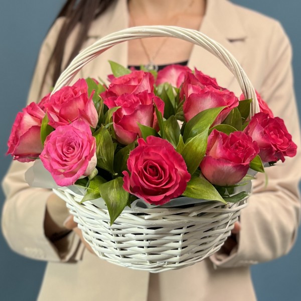 15 роз Дабл Дейт в корзине
