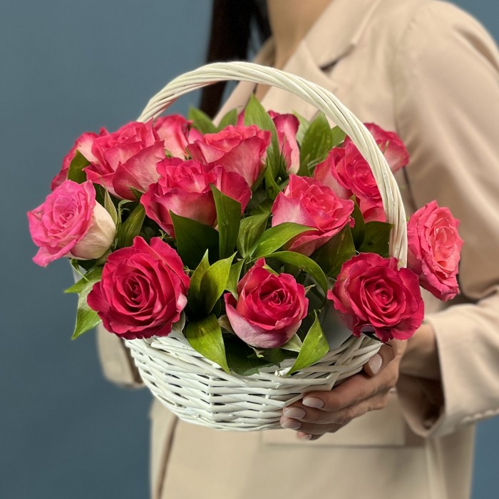 15 роз Дабл Дейт в корзине