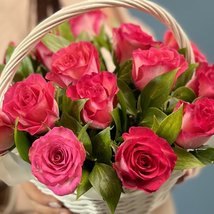 15 роз Дабл Дейт в корзине