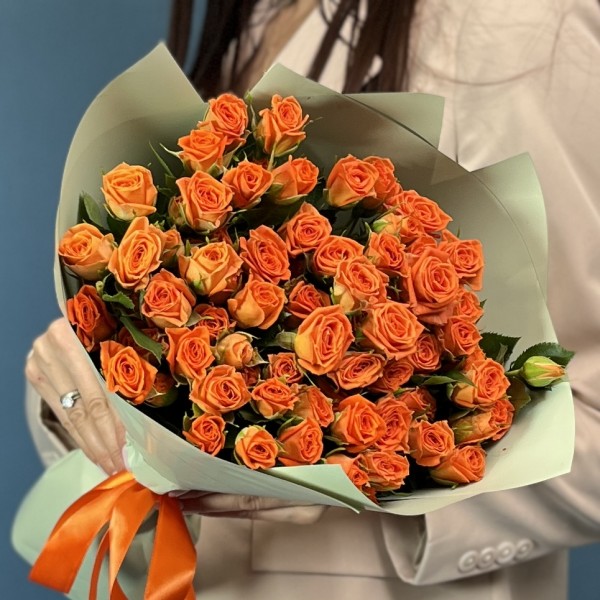 15 кустовых оранжевых роз Чарминг Бейб 40 см