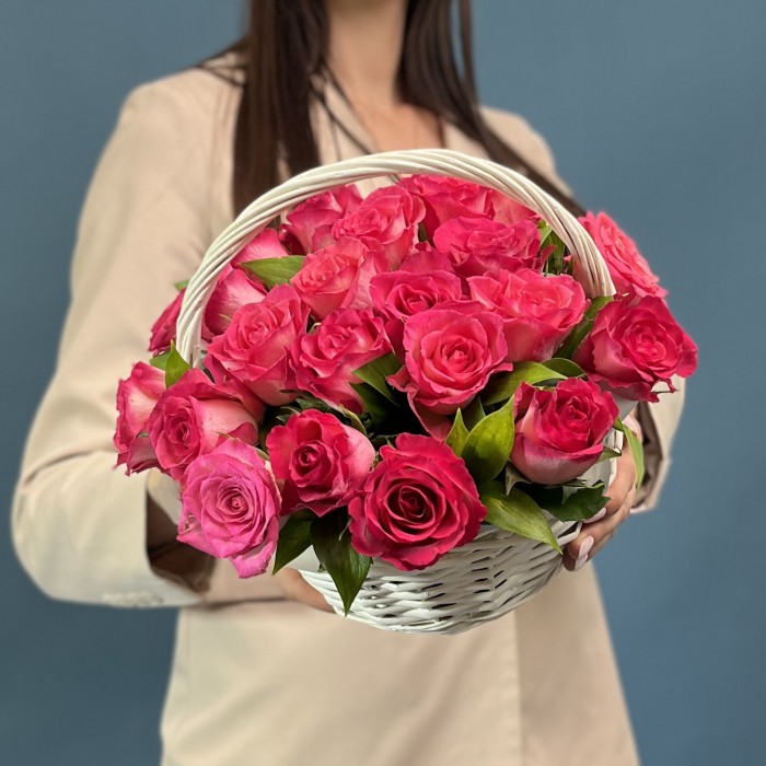 25 малиновых роз Дабл Дейт в корзине