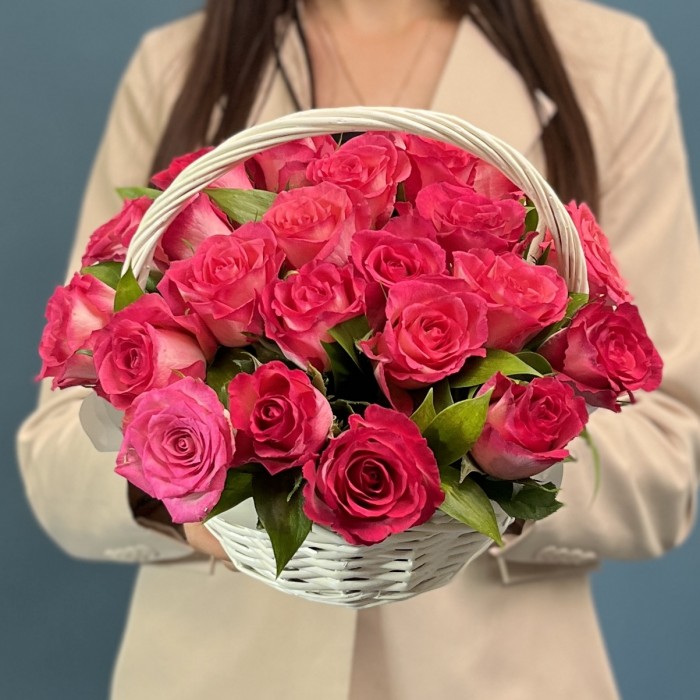 25 малиновых роз Дабл Дейт в корзине