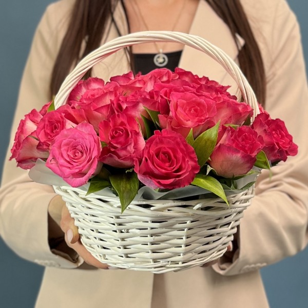 25 малиновых роз Дабл Дейт в корзине