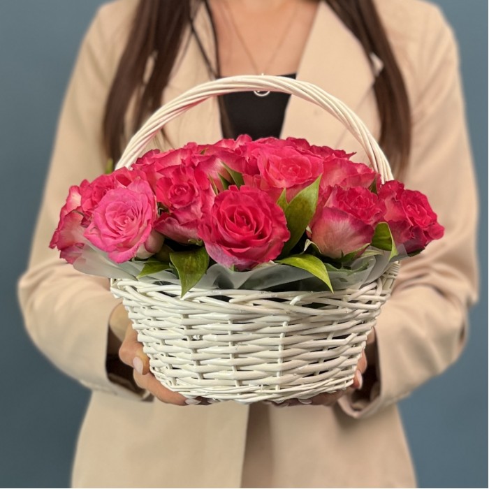 25 малиновых роз Дабл Дейт в корзине