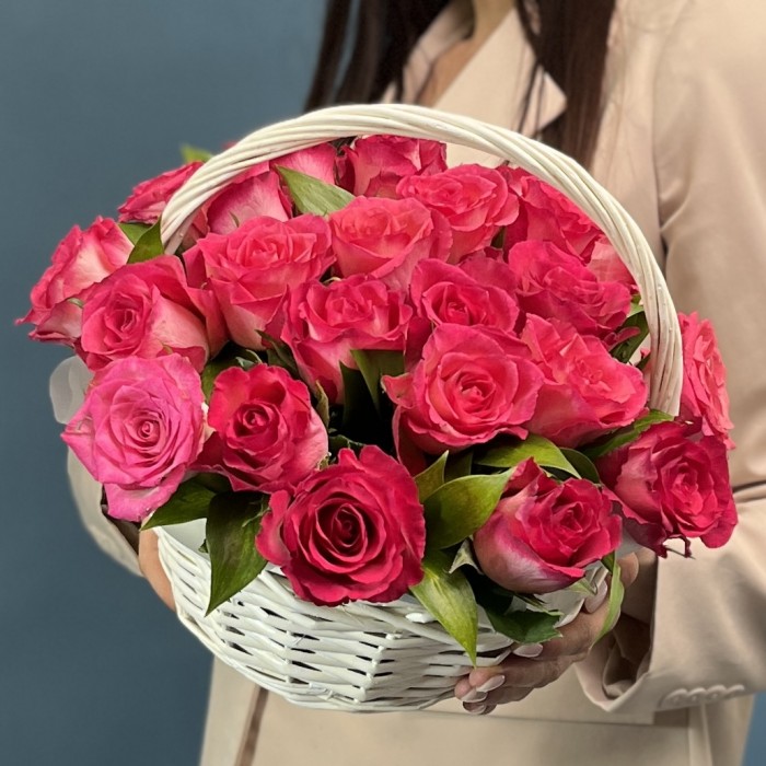 25 малиновых роз Дабл Дейт в корзине